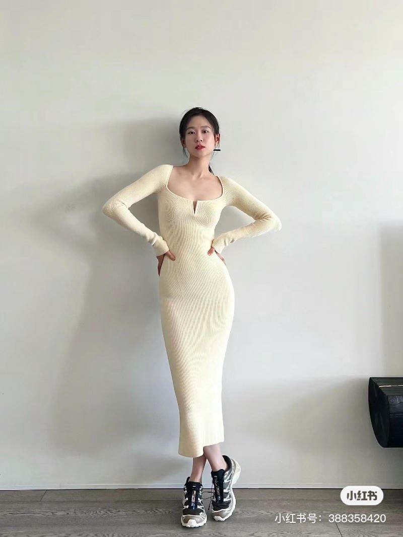 Phụ nữ mặc váy body màu cam ôm sát và giày thể thao trắng