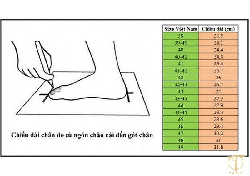 Phụ nữ thử giày để đảm bảo vừa vặn với size 6 US giày nữ của mình