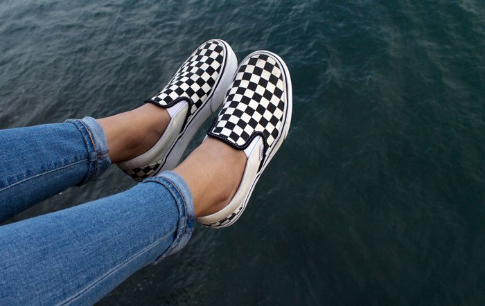 Phụ nữ trẻ mang giày sneaker không dây nữ Vans Slip-On trên ván trượt