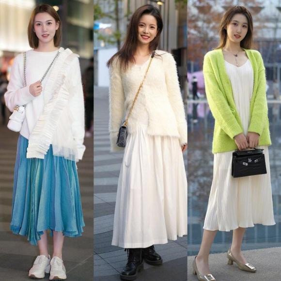 Phụ nữ trung niên cá tính với áo blazer, chân váy và giày thể thao đen