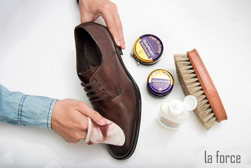 Phục hồi da giày bị tróc bằng xi