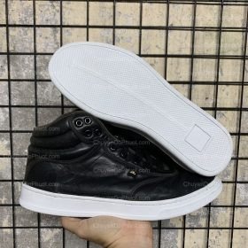 Quá trình tháo bỏ đế giày sneaker da Ecco cũ, chuẩn bị cho việc thay thế đế mới.