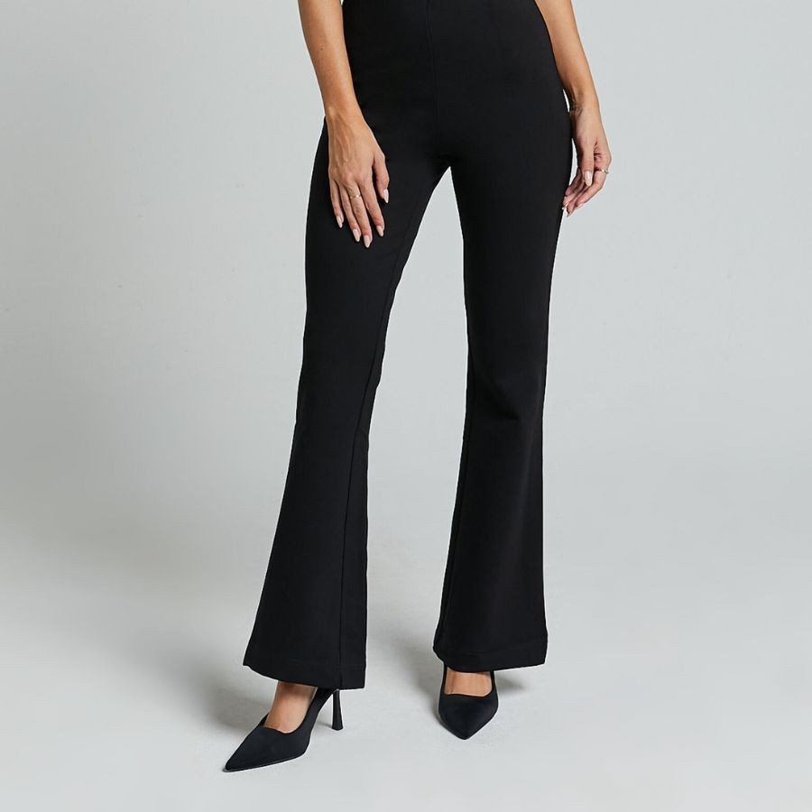 Quần ống loe mang giày cao gót