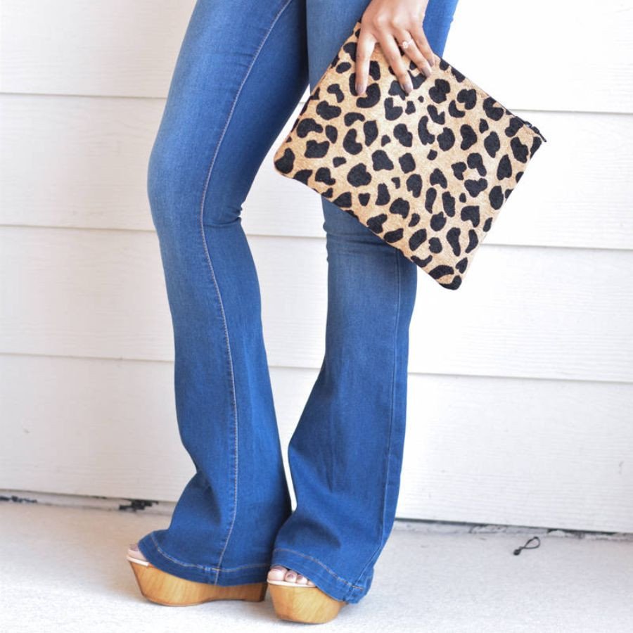 Quần ống loe mang giày đế xuồng