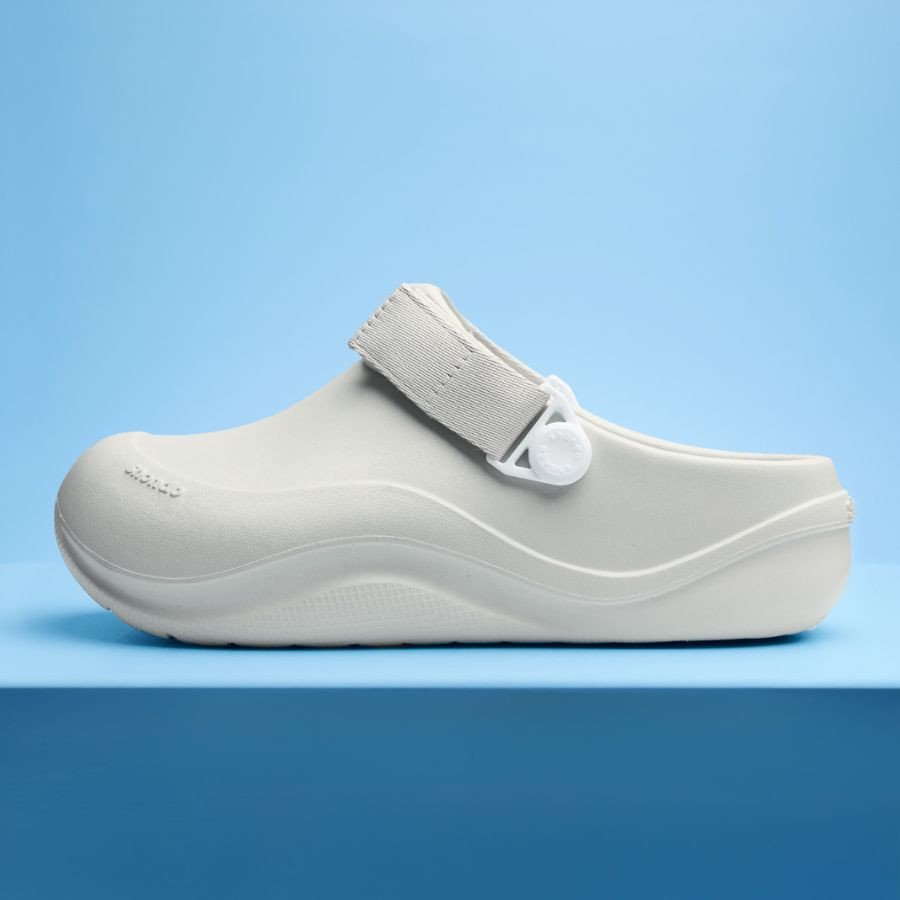 Quần ống loe phối giày sục