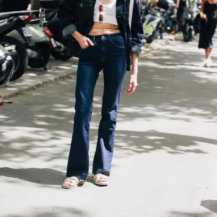 Quần ống loe phối với giày sandal