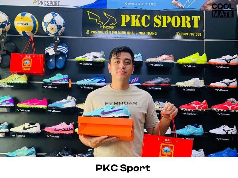 Quầy hàng với đa dạng giày đá bóng tại PKC Sport Nha Trang