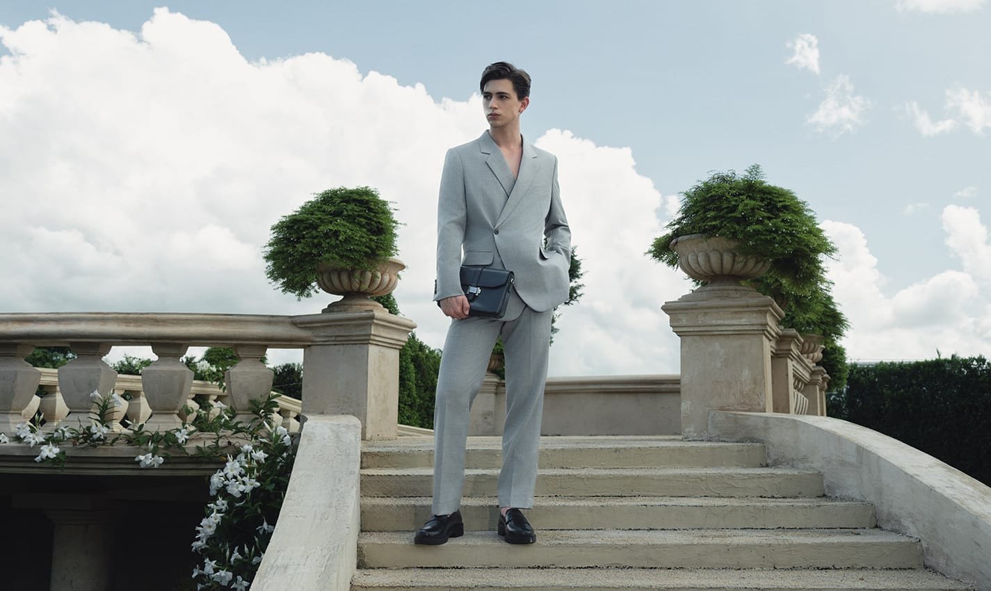 Quý ông lịch lãm diện giày lười nam đẹp với bộ suit xanh navy, thể hiện phong cách công sở chuyên nghiệp