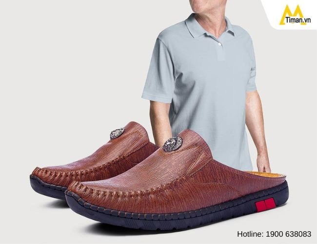 Quý ông lịch lãm với áo polo và giày sục nam đẹp, chuẩn gu thời trang.
