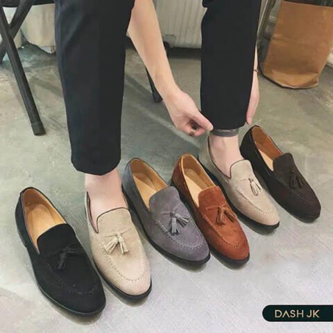 Quý ông phối giày lười da lộn nam chính hãng màu nâu với quần âu và áo sơ mi công sở