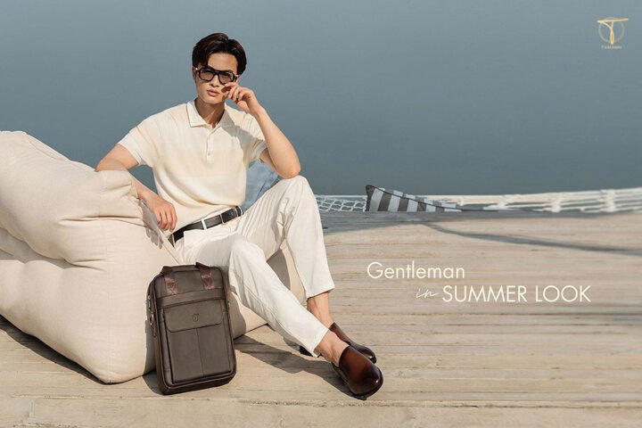 Quý ông trẻ trung phối quần kaki và áo polo với giày lười da bò, tạo nên phong cách năng động, lịch lãm.