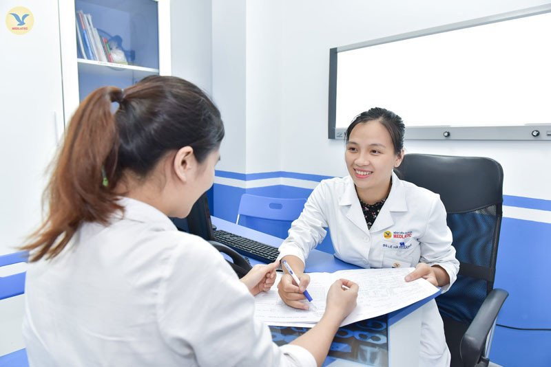 Quy trình thăm khám sức khỏe của khách hàng dưới sự hướng dẫn của các y bác sĩ chuyên nghiệp
