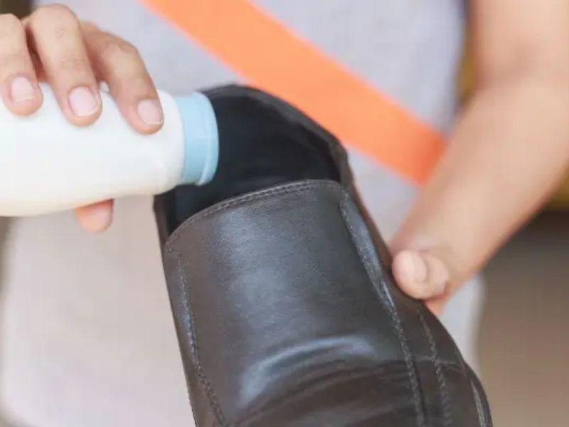 Rắc phấn rôm giúp chân dễ chịu khi đi giày sneaker