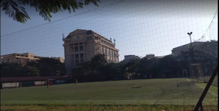 Sân bóng đá Trường Múa sôi động