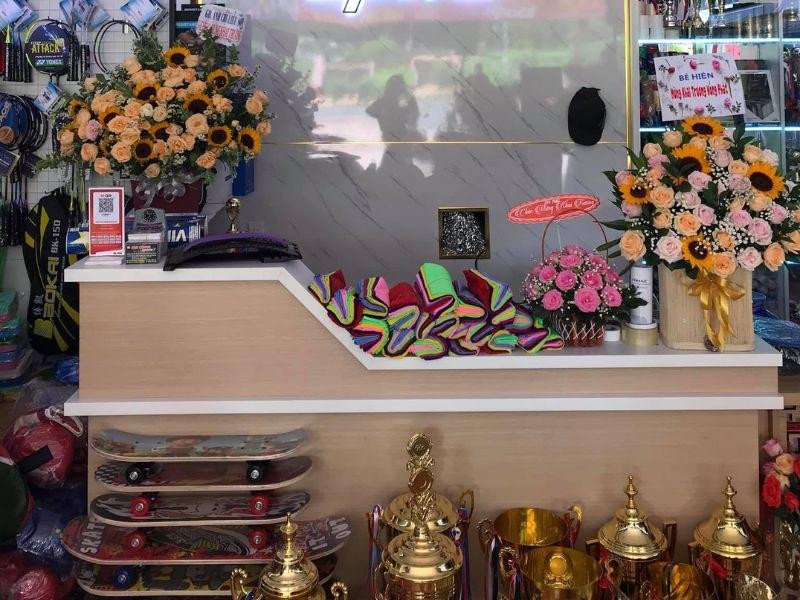 Sản phẩm thể thao đa dạng, bao gồm giày sneaker BMT và dụng cụ tại Kim Chung Sport