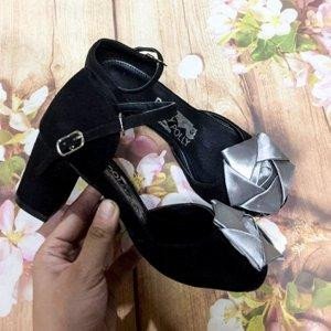 Sandal búp bê big size với chi tiết nơ hoa duyên dáng, mang đến vẻ đẹp nhẹ nhàng, nữ tính.