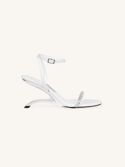 Sandal cao gót nữ màu trắng với thiết kế phá cách