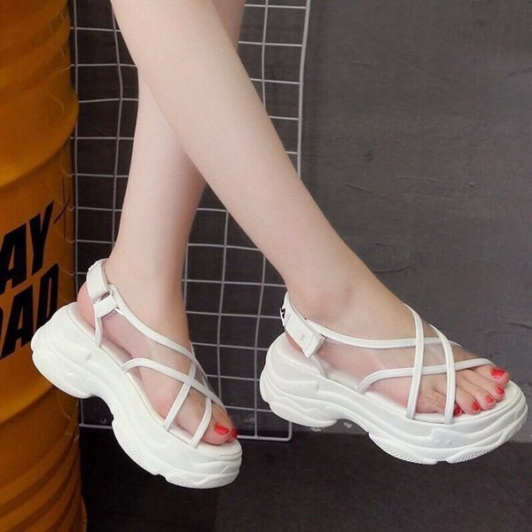 Sandal đế cao bánh mì màu đen, mang phong cách thể thao cá tính cho nữ sinh cấp 3