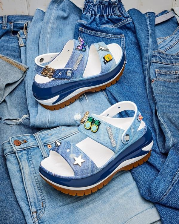 Sandal đế cao cá tính với quai hậu chắc chắn, lựa chọn phong cách cho nữ sinh cấp 3