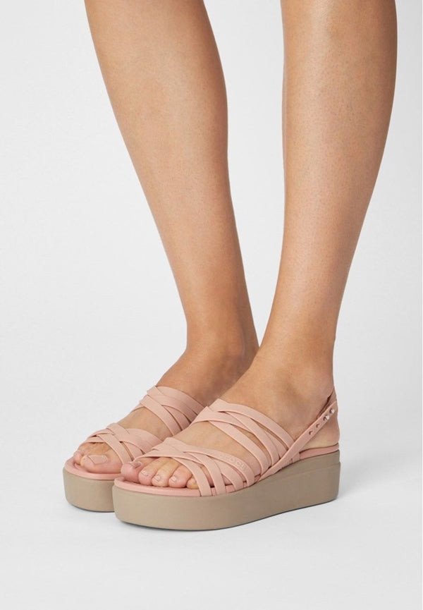 Sandal đế xuồng với quai hậu tùy chỉnh, tiện lợi và tôn dáng cho nữ sinh cấp 3