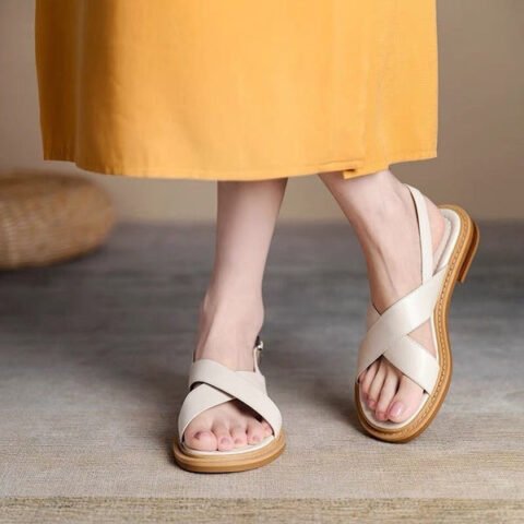 Sandal nữ dây đan chéo màu be tinh tế, phù hợp cho nữ sinh cấp 3