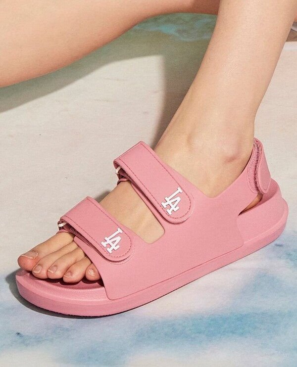Sandal nữ quai ngang màu hồng pastel, thiết kế đơn giản nhưng tiện lợi cho học sinh cấp 3