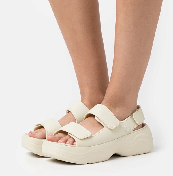 Sandal quai ngang màu kem nhẹ nhàng, tạo phong thái năng động cho nữ sinh cấp 3