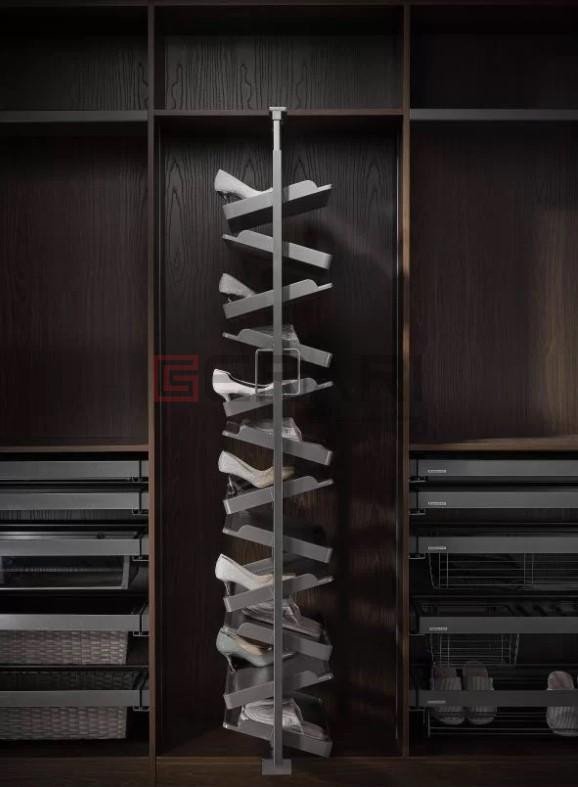 Sắp xếp giày sneaker trên kệ chuyên dụng