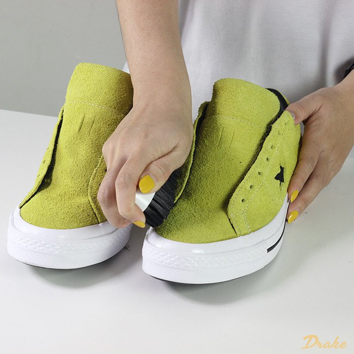 Sau khi giày khô, dùng bàn chải để phục hồi kết cấu lông tơ của da lộn.