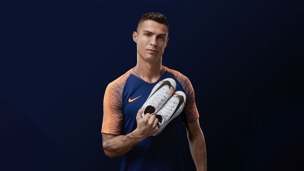 Siêu sao Cristiano Ronaldo trong pha bứt tốc với đôi giày đá bóng Nike Mercurial của mình