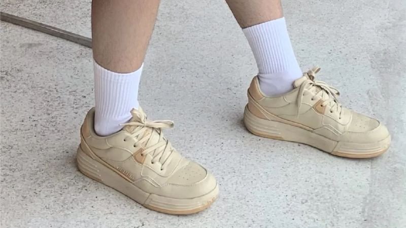 Sneaker tối giản sẽ giúp đánh lạc hướng sự chú ý vào nhược điểm chân bè
