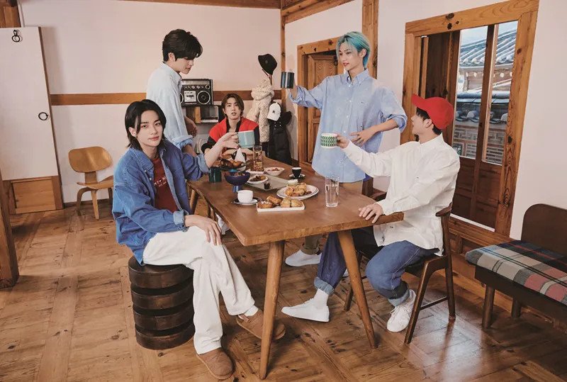 Stray Kids thoải mái với quần jeans nam Tommy Hilfiger