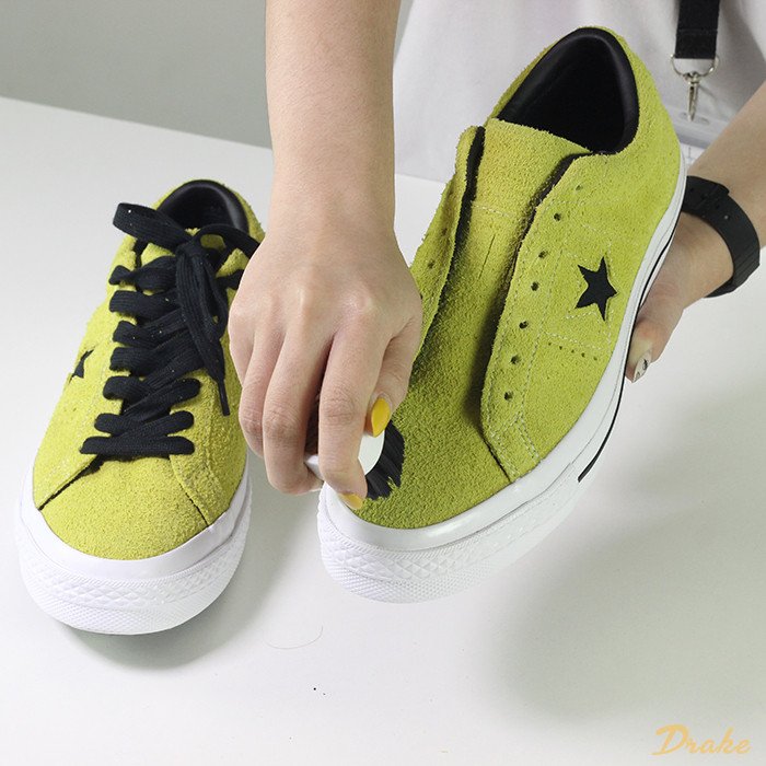 Sử dụng bàn chải chuyên dụng để loại bỏ bụi bẩn khỏi bề mặt da lộn của giày sneaker.