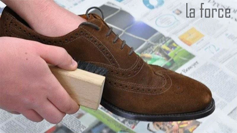 Sử dụng bàn chải chuyên dụng để vệ sinh giày da lộn