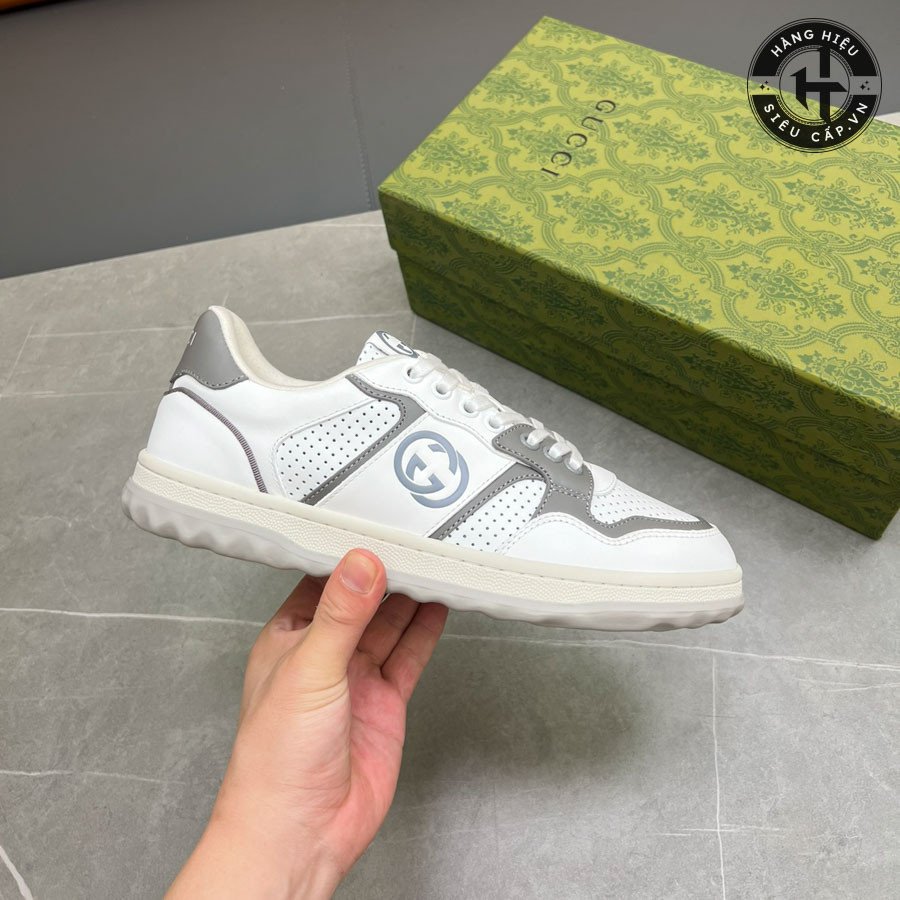 Sử dụng cây giữ form để duy trì hình dáng hoàn hảo cho giày Gucci