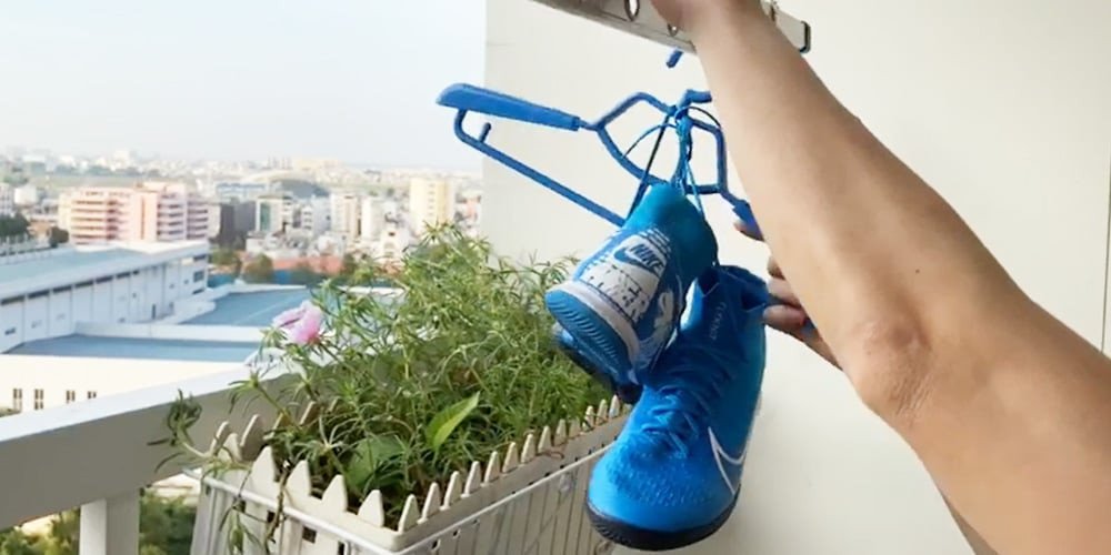 Sử dụng giấy báo hút ẩm sau khi giặt giày đá bóng