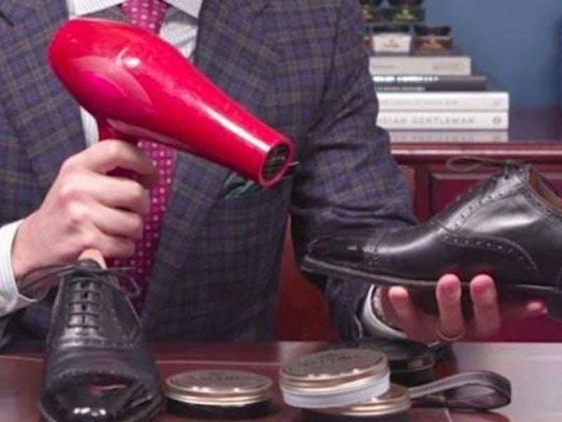 Sử dụng máy sấy tóc để làm mềm giày sneaker