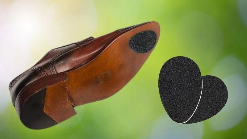 Sử dụng miếng dán cao su để sửa đế giày thể thao bị mòn, tăng độ bám