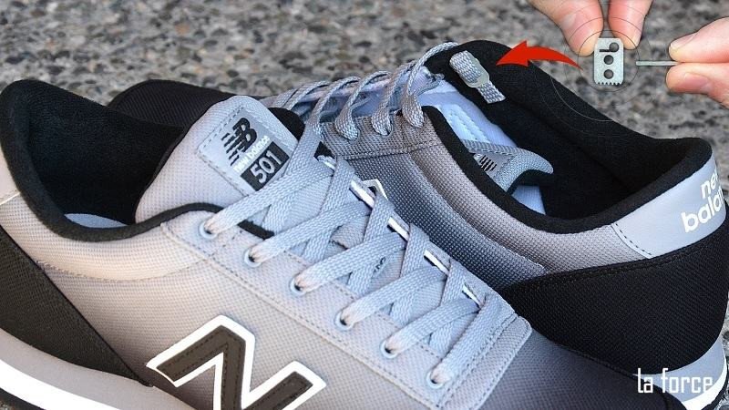 Sử dụng phụ kiện lace anchors để cố định dây giày thể thao giấu dây