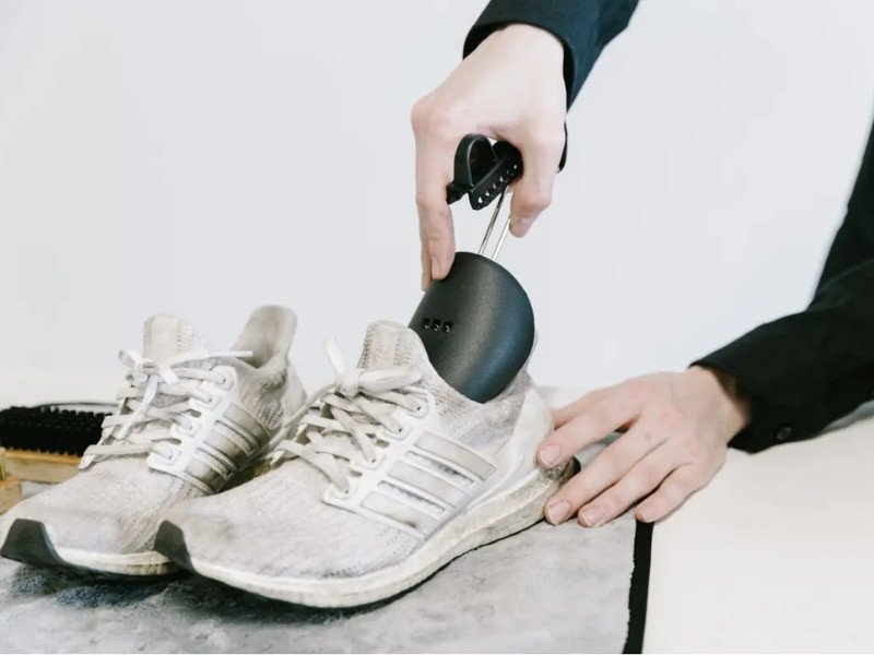Sử dụng shoe tree để hỗ trợ giữ form giày
