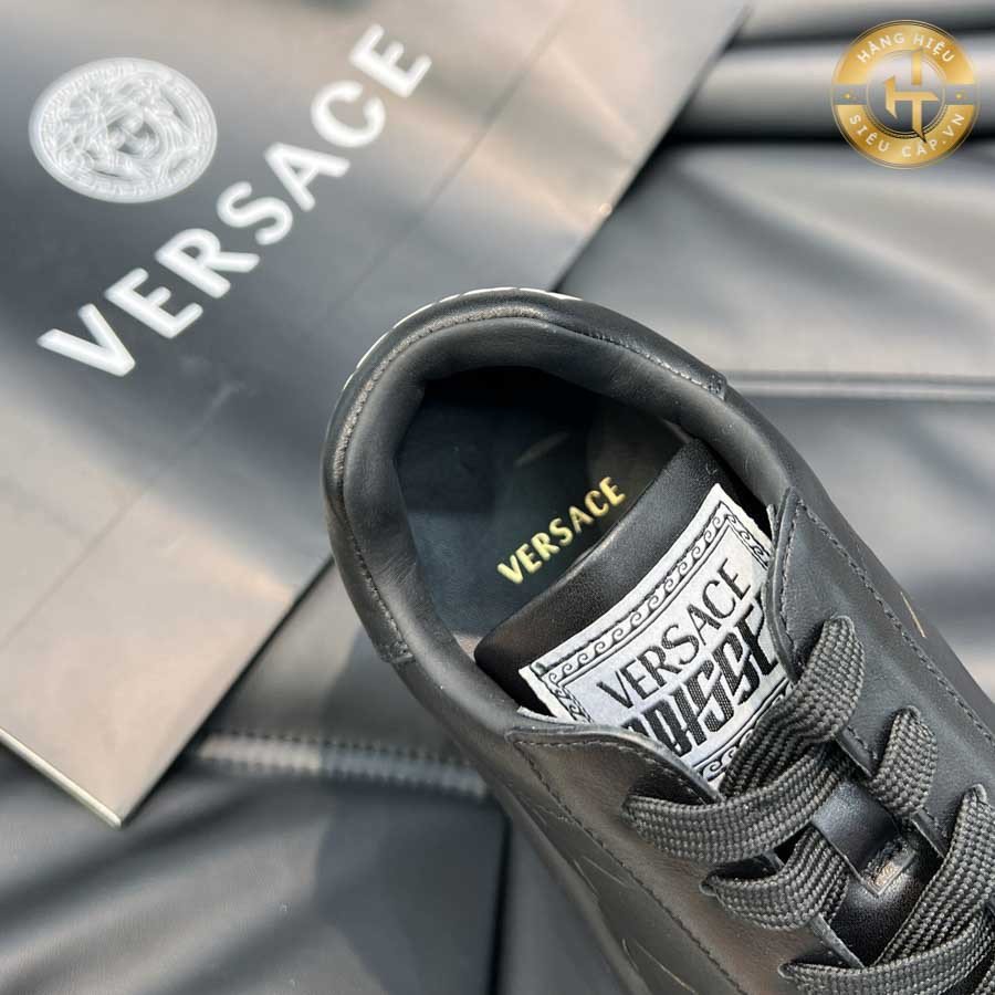 Sử dụng Shoe Trees giúp giày thể thao Versace nữ giữ phom dáng chuẩn bền lâu
