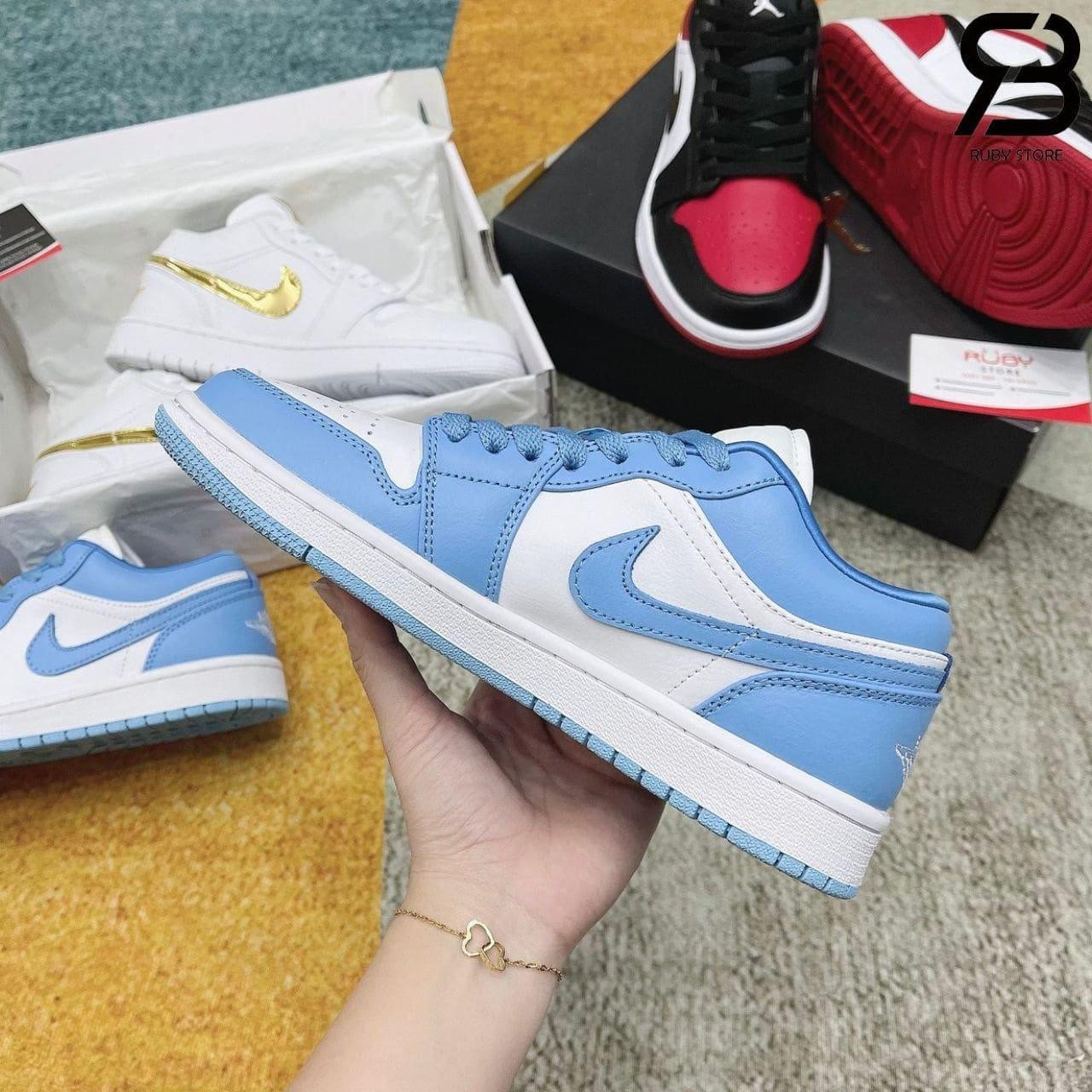 Sự kết hợp màu trắng và xanh dương nổi bật trên thân giày Jordan Low UNC