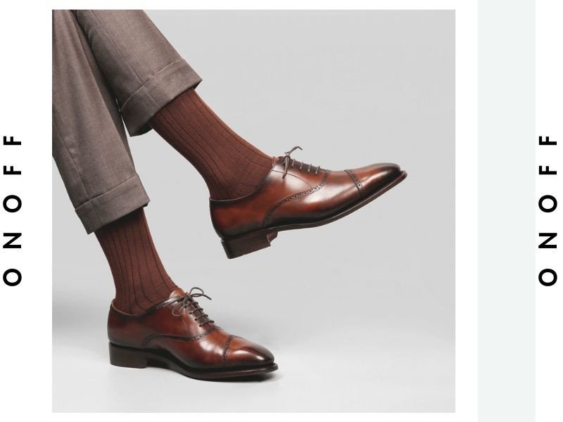 Sự kết hợp vớ nâu đồng tông với giày tây nâu tạo vẻ ngoài lịch lãm và liền mạch