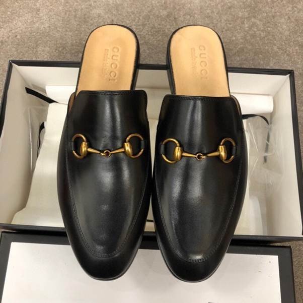 Sục Gucci nam da trơn với chi tiết khóa vàng tinh tế và sang trọng