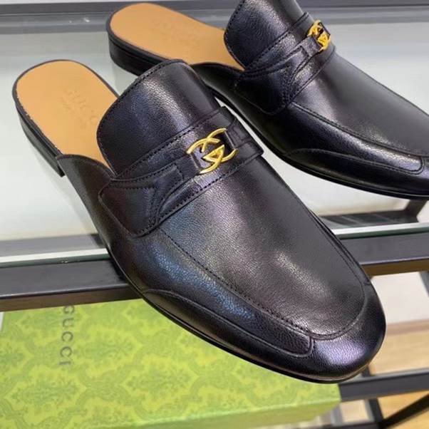 Sục Gucci nam đạp gót màu đen, họa tiết logo kép vàng nổi bật