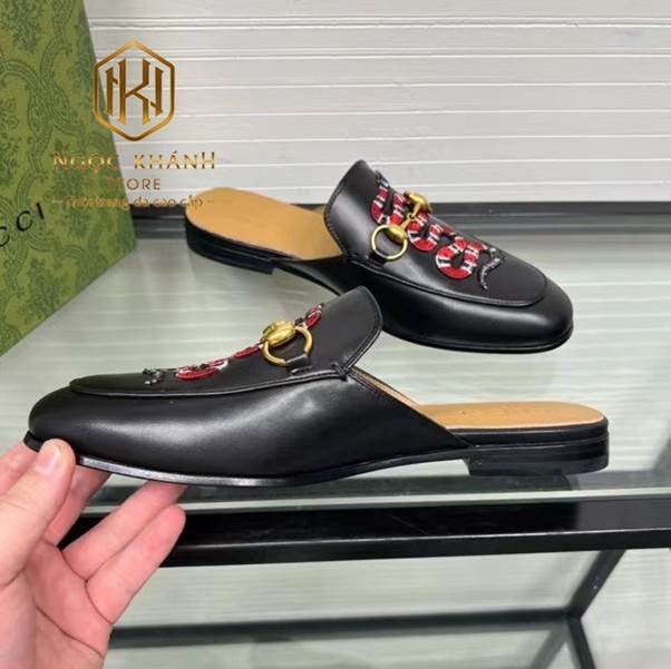 Sục Gucci nam đạp gót màu đen với họa tiết rắn thêu tinh xảo