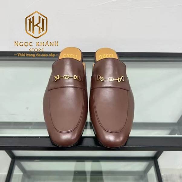 Sục Gucci nam màu nâu với họa tiết khóa logo vàng tinh xảo