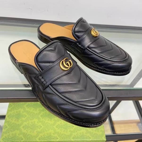 Sục nam Gucci màu đen, họa tiết kẻ nổi, khóa logo vàng – một item không thể nào bỏ qua