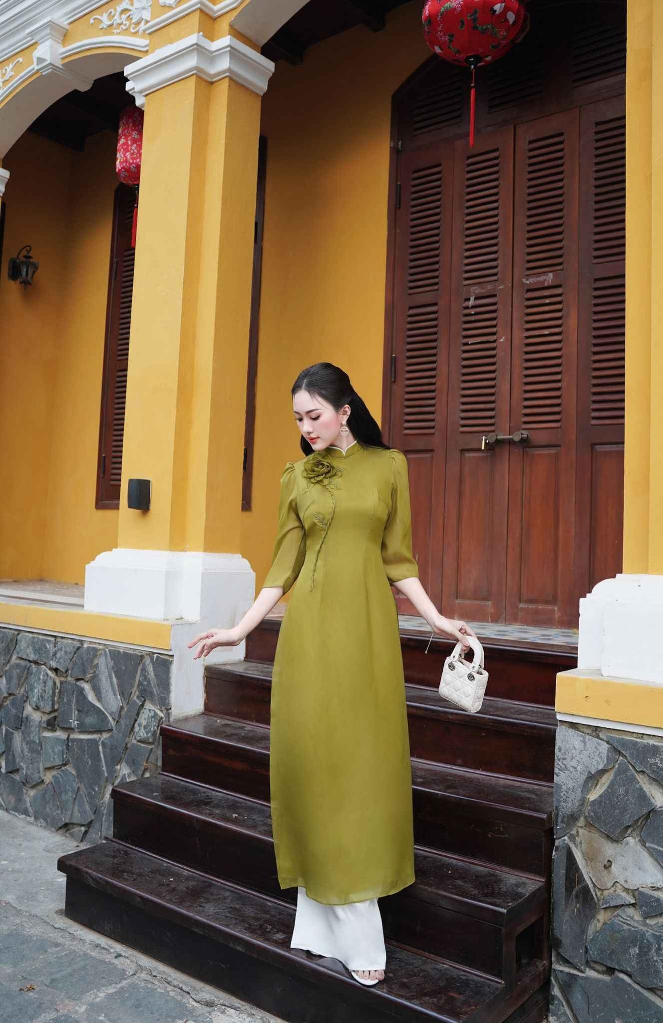 Tà áo dài cách tân nhẹ nhàng, kết hợp cùng giày thể thao mang đến sự thoải mái và tự do