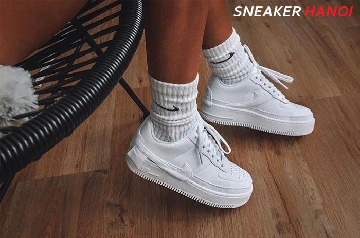 Tác dụng của tất đi giày sneaker bảo vệ chân